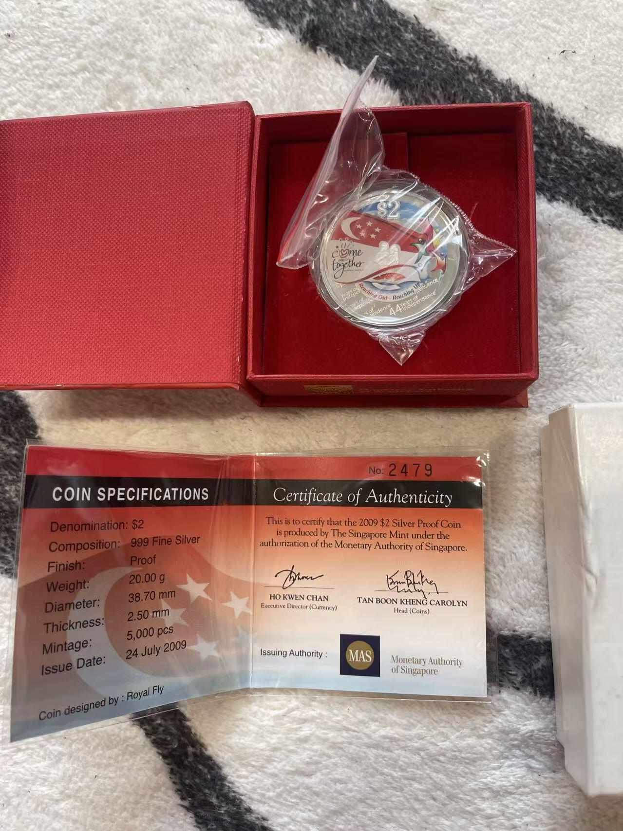 ❤️【币观天下】❤️ 第349期钱币拍卖场- 2026.4.24周五晚上6点半场 长期征集拍品  新加坡2009年44周年独立精制彩色银币 盒证全齐 