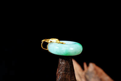 上海都达杂项专场102【全场包邮】  天然冰糯种带绿翡翠（A货）G18K金镶平安扣挂件98-3