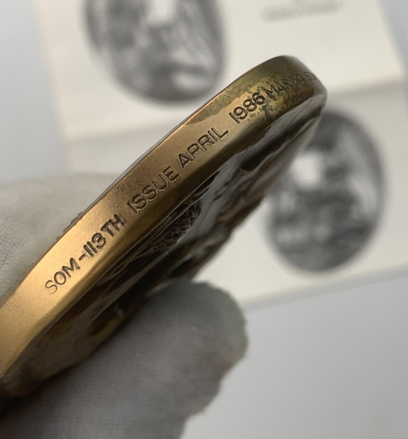 掌中浮雕-藏着的欧洲第059场 1986年美国章币协会#113号章【照镜子的女子】，71 X 58mm，206.5g，原盒带说明，设计雕刻家：Marika Somogyi  ，正面：Woman looking in mirror （照镜子的女子）， 反面：Devil watching through mirror （镜后偷窥的魔鬼），铜章发行量：750枚