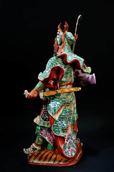 上海都达杂项专场102【全场包邮】  景德镇雕塑瓷厂款 粉彩描金关公雕塑98-1