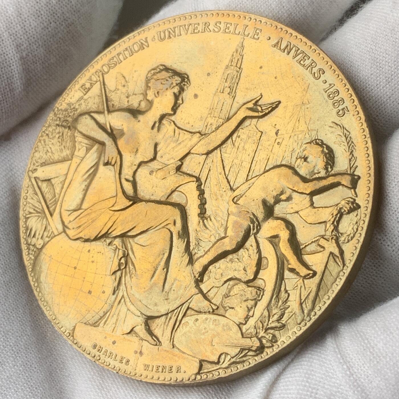 掌中浮雕-藏着的欧洲第059场 1885年比利时安特卫普世博会镀金铜章，60mm，91.5g