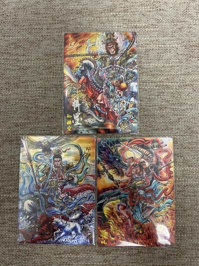 喜灰玩卡拍卖第八期，接拍品0佣金，欢迎送拍，释放现金流，让自己有资金可以购买更多喜欢的卡牌，让别的卡友能淘到更多心仪的卡牌 卡德曼 西游记 梓墨老师绘  反骨仔一组 3张 （孙悟空梓墨老师亲签）折光粗闪 