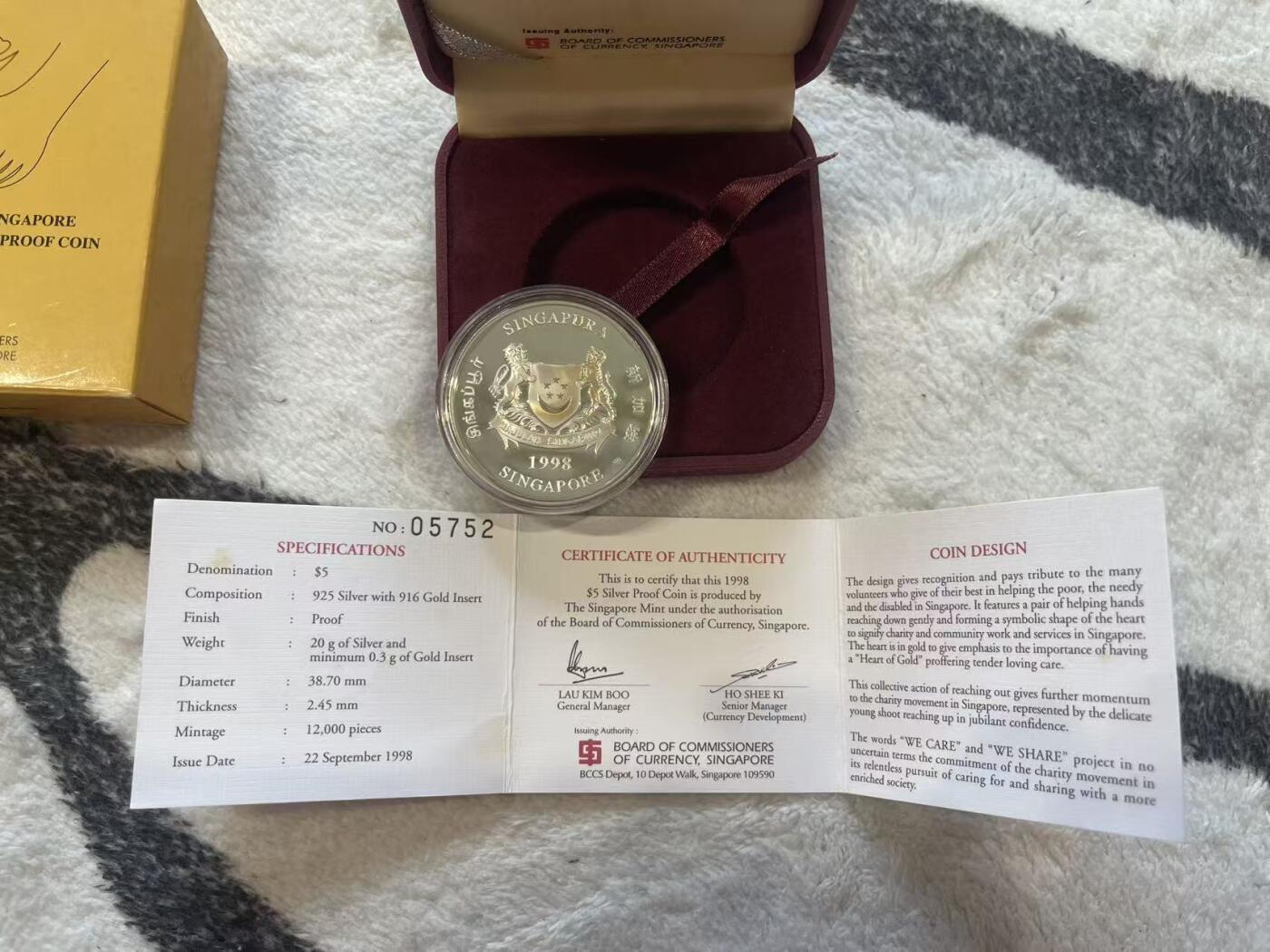 ❤️【币观天下】❤️ 第349期钱币拍卖场- 2026.4.24周五晚上6点半场 长期征集拍品  新加坡1998年爱心慈善精制纪念银币 含0.3克镶嵌金 20克银+0.3克金 盒证全齐 