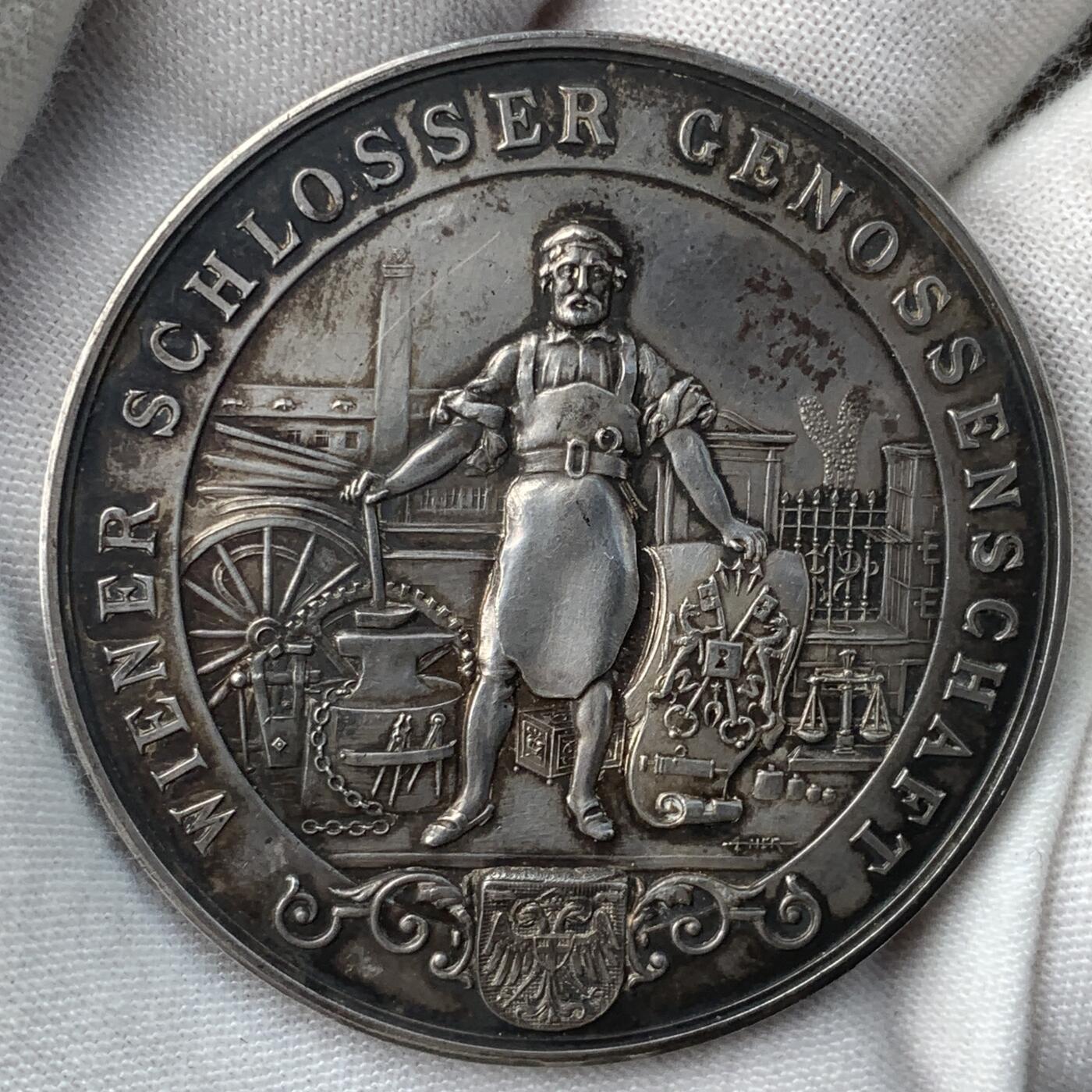 掌中浮雕-藏着的欧洲第059场 奥地利维也纳铁匠行会银质奖章，50mm，38.7g