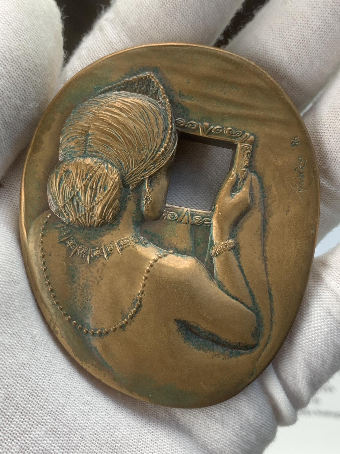 掌中浮雕-藏着的欧洲第059场 1986年美国章币协会#113号章【照镜子的女子】，71 X 58mm，206.5g，原盒带说明，设计雕刻家：Marika Somogyi  ，正面：Woman looking in mirror （照镜子的女子）， 反面：Devil watching through mirror （镜后偷窥的魔鬼），铜章发行量：750枚