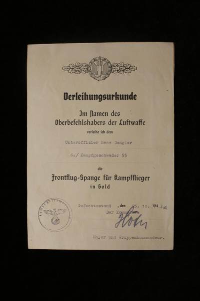 戎马世界章牌大赏第116期 - 空军荣誉奖杯获得者 KG55成员 汉斯・登格勒 的金级轰炸机勋饰证书 由橡树叶骑铁获得者 卡尔·海因里希·赫弗 亲笔签名