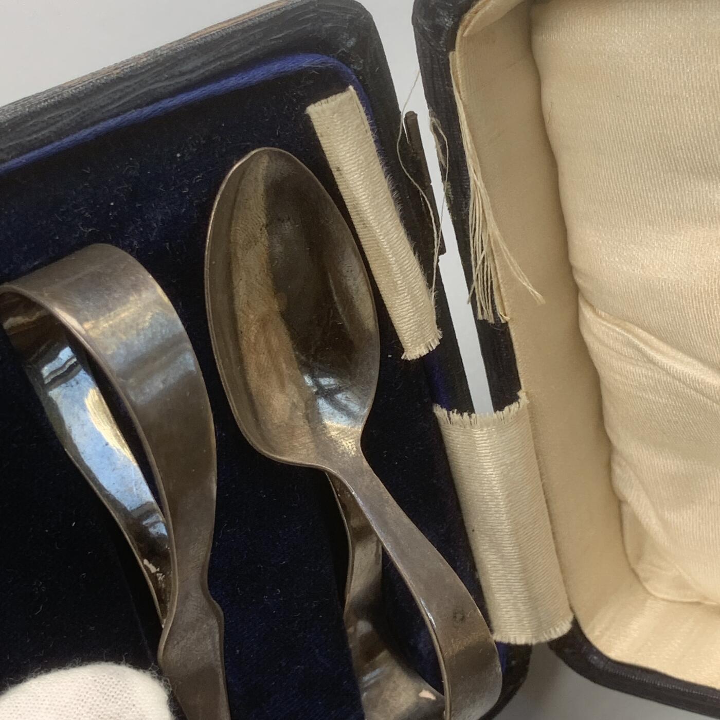 掌中浮雕-藏着的欧洲第059场 1919-1920年英国伯明翰婴儿用银匙、银耙二件套，长度85—89mm，二件共重36.03g，原盒（一个合页有破损），末图银标参考