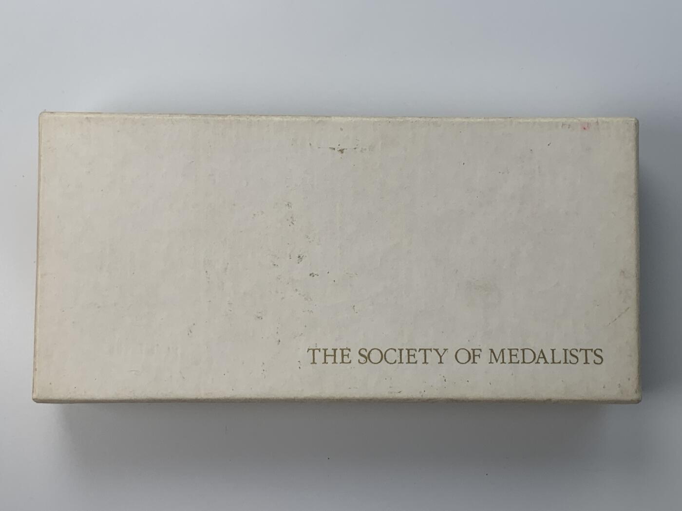 掌中浮雕-藏着的欧洲第059场 1986年美国章币协会#113号章【照镜子的女子】，71 X 58mm，206.5g，原盒带说明，设计雕刻家：Marika Somogyi  ，正面：Woman looking in mirror （照镜子的女子）， 反面：Devil watching through mirror （镜后偷窥的魔鬼），铜章发行量：750枚