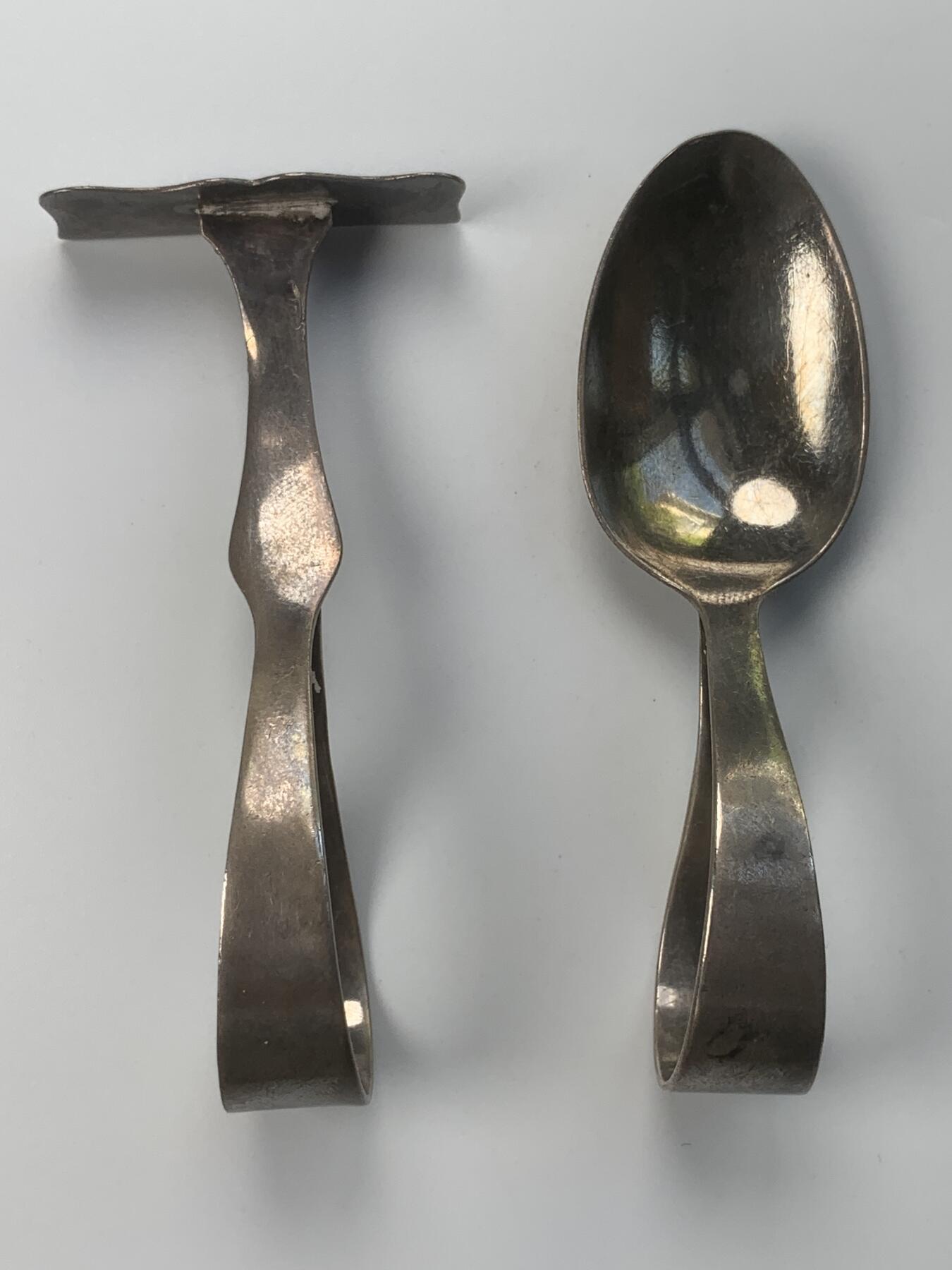 掌中浮雕-藏着的欧洲第059场 1919-1920年英国伯明翰婴儿用银匙、银耙二件套，长度85—89mm，二件共重36.03g，原盒（一个合页有破损），末图银标参考