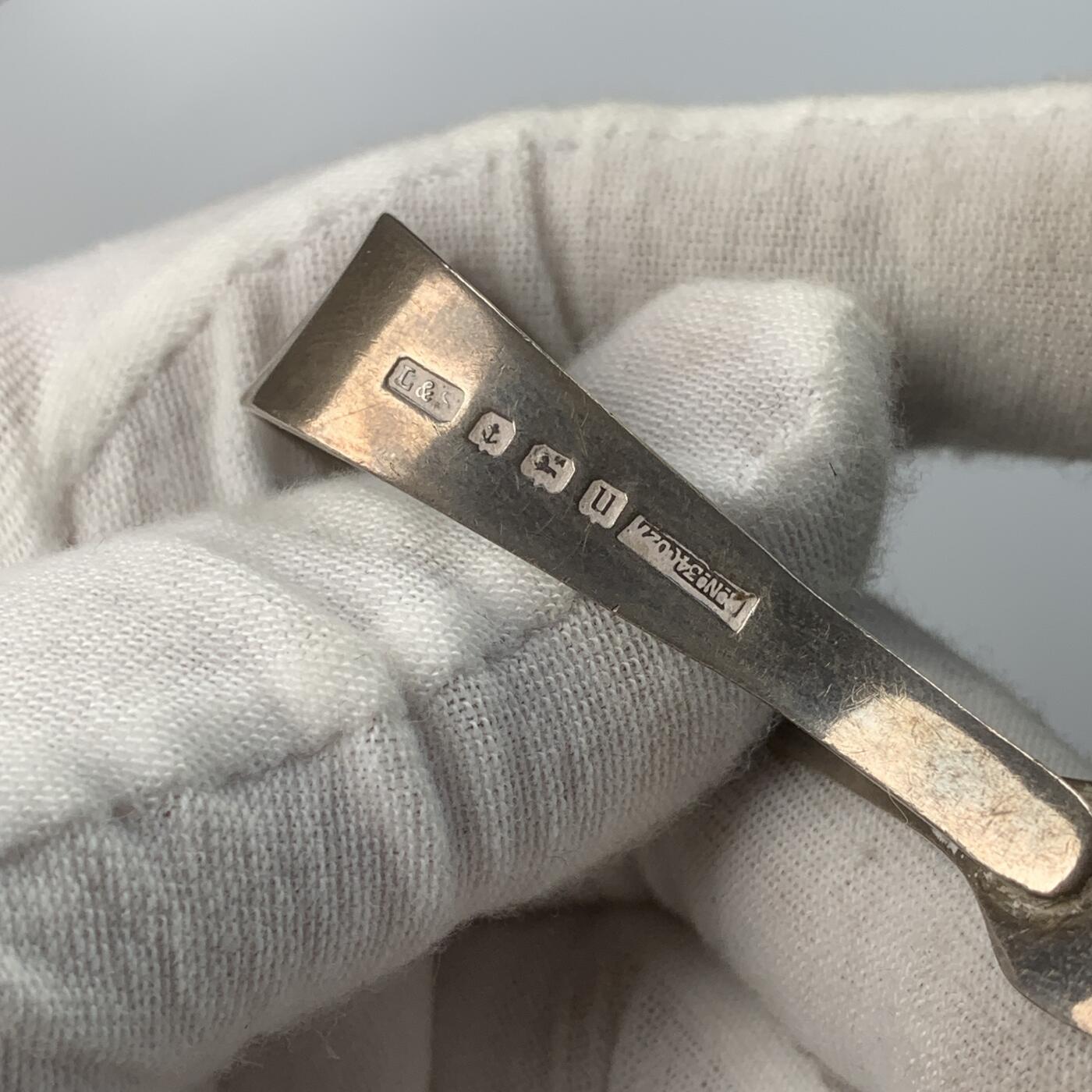 掌中浮雕-藏着的欧洲第059场 1919-1920年英国伯明翰婴儿用银匙、银耙二件套，长度85—89mm，二件共重36.03g，原盒（一个合页有破损），末图银标参考