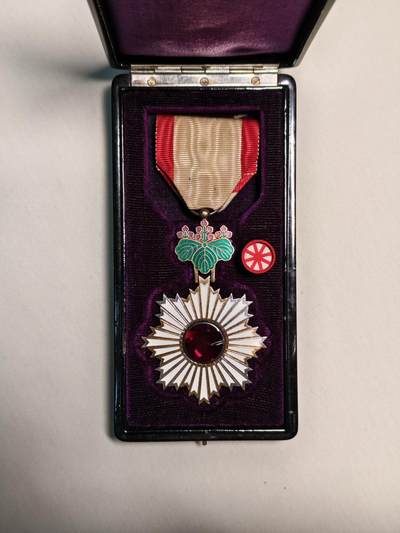 东亚欧洲主题杂货徽章勋章拍卖⑩ （五一大拍350+） 勋五等旭日双光章（纯银）