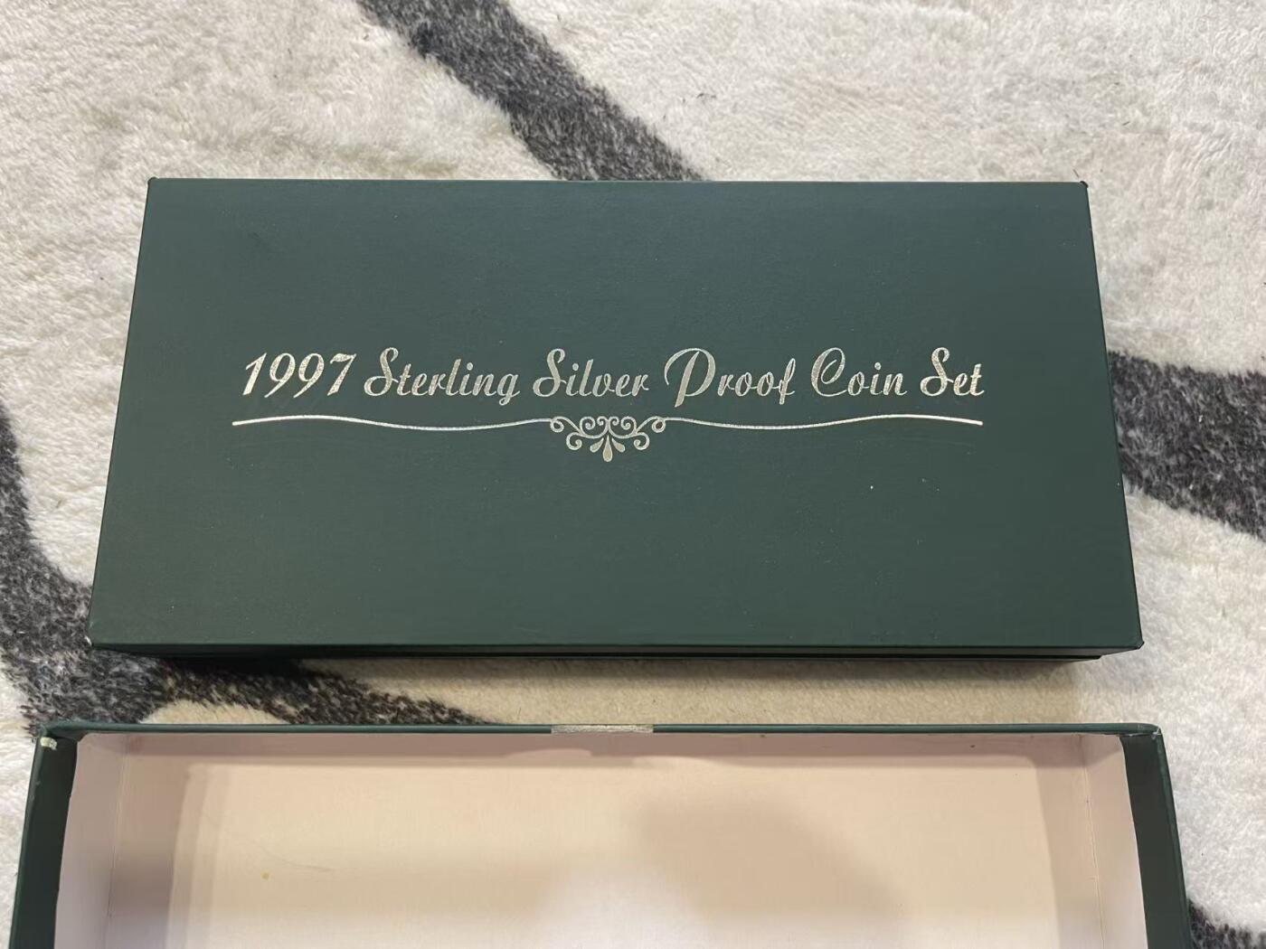 ❤️【币观天下】❤️ 第349期钱币拍卖场- 2026.4.24周五晚上6点半场 长期征集拍品  新加坡1997年精制全银币套装 无盒盖 盒子状态如图 证书齐全 含一枚银章