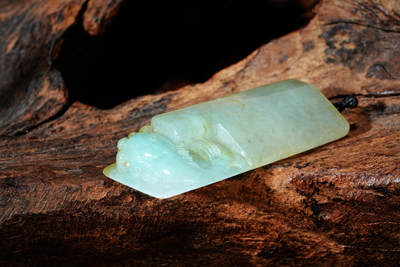 上海都达杂项专场102【全场包邮】  天然冰绿种翡翠（A货）精雕《年年有鱼》挂件 98-5