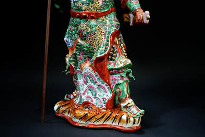 上海都达杂项专场102【全场包邮】  景德镇雕塑瓷厂款 粉彩描金关公雕塑98-1