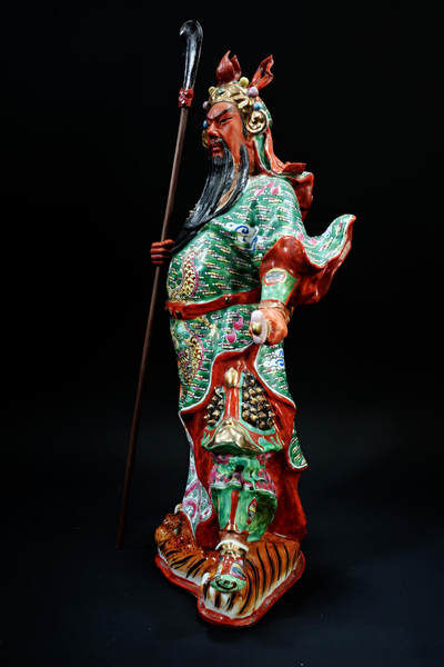 上海都达杂项专场102【全场包邮】  景德镇雕塑瓷厂款 粉彩描金关公雕塑98-1