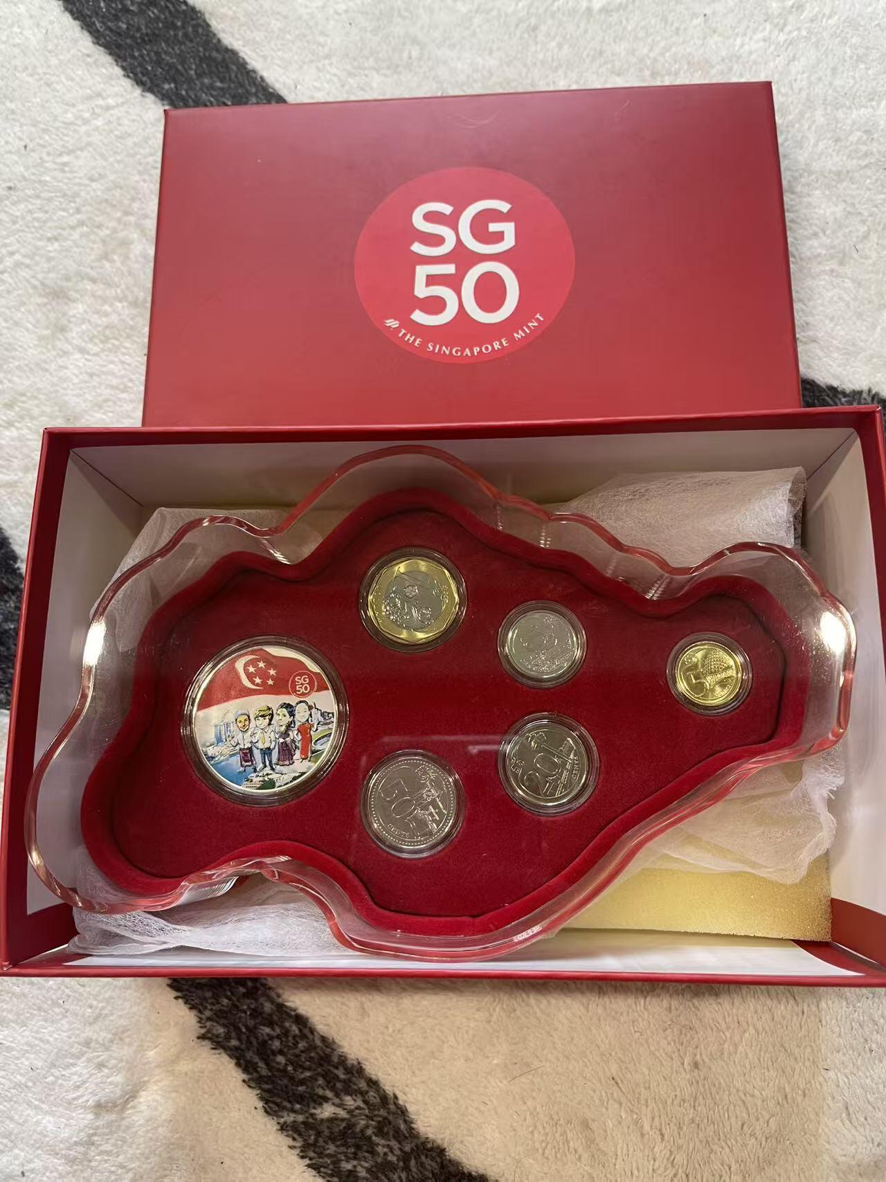 ❤️【币观天下】❤️ 第349期钱币拍卖场- 2026.4.24周五晚上6点半场 长期征集拍品  新加坡2015年独立50周年发行纪念套装SG50 新加坡造币厂官方原包装 含一枚镀银纪念章 