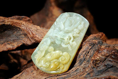 上海都达杂项专场102【全场包邮】  天然冰种翡翠（A货）精雕《福随龙至》挂件 98-4