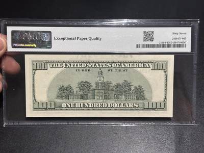 《外钞收藏家》第六百二十九期（精品场）（长期征集拍品、欢迎藏友们联系合作） 2003年美国大头版100美元 PMG67 尾987