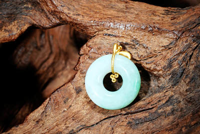 上海都达杂项专场102【全场包邮】  天然冰糯种带绿翡翠（A货）G18K金镶平安扣挂件98-3