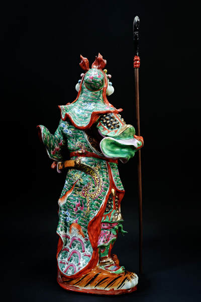 上海都达杂项专场102【全场包邮】  景德镇雕塑瓷厂款 粉彩描金关公雕塑98-1