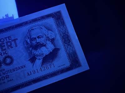 《外钞收藏家》第六百二十九期（精品场）（长期征集拍品、欢迎藏友们联系合作） 1991年德国末版5马克全新+1964年民主德国100马克全新边上轻微潮点