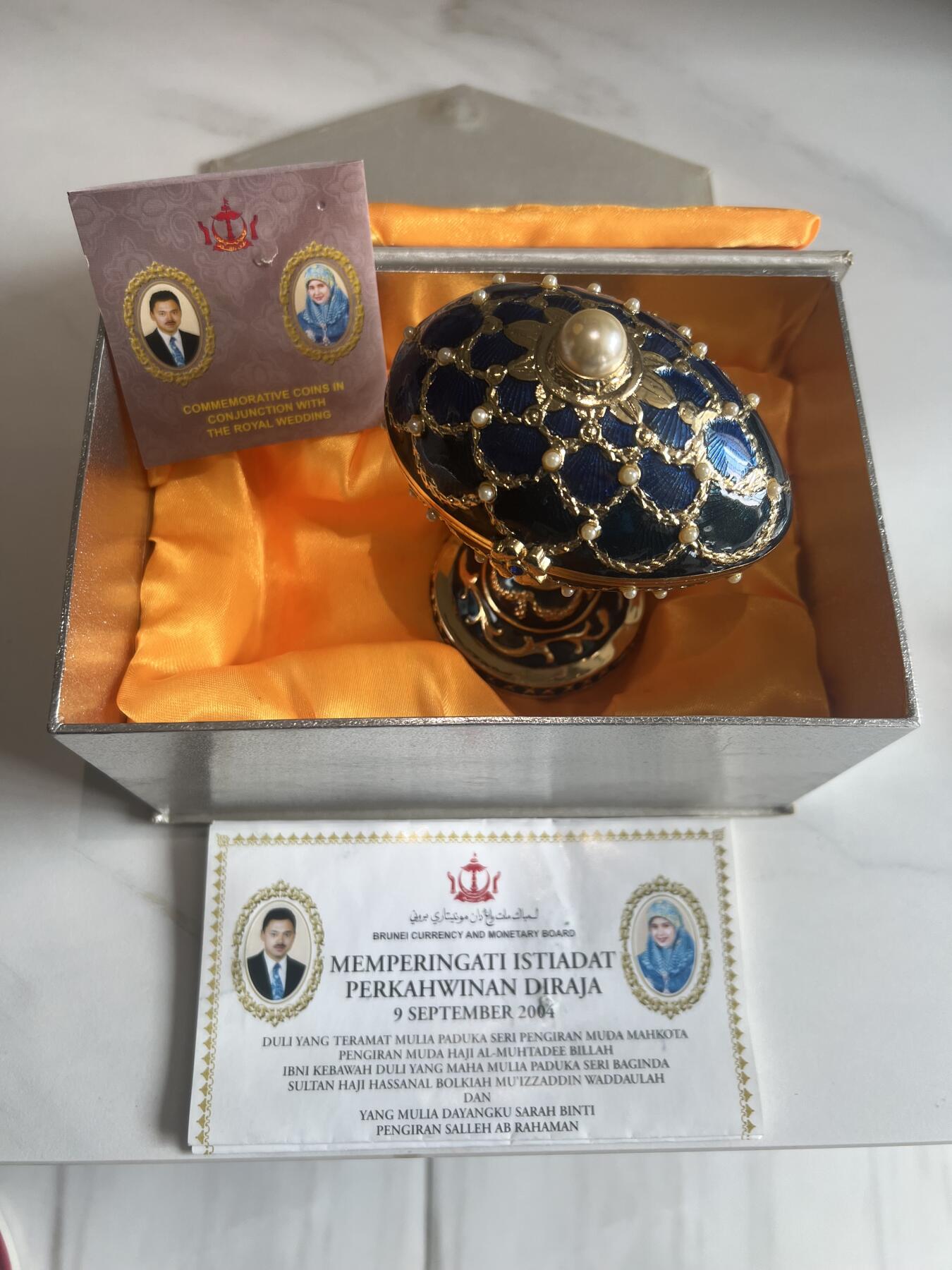 ❤️【币观天下】❤️ 第349期钱币拍卖场- 2026.4.24周五晚上6点半场 长期征集拍品  文莱2004年王储皇家婚礼皇家礼盒全银精制币 受邀婚礼嘉宾独家礼盒 1盎司999银 非常稀少