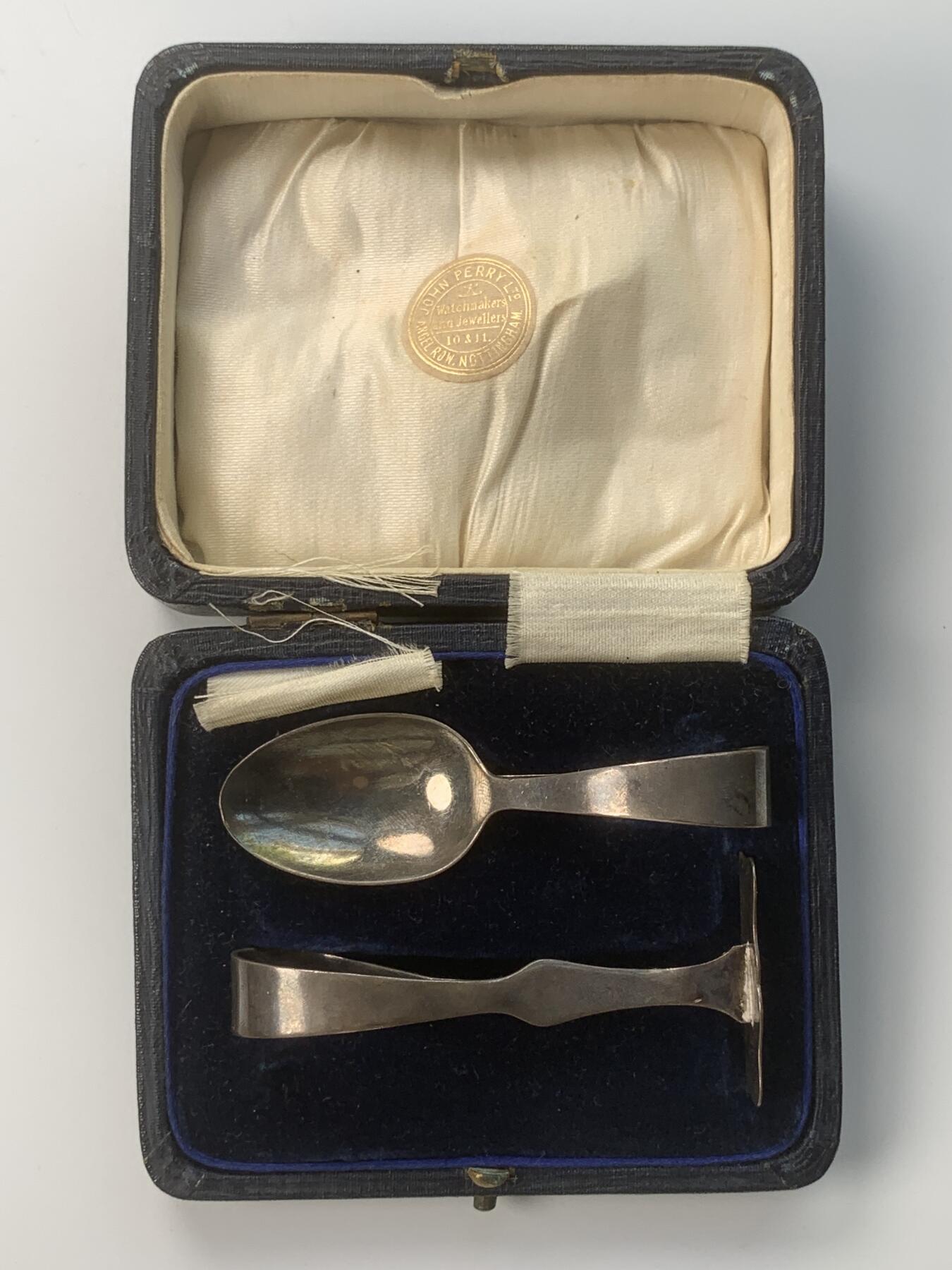 掌中浮雕-藏着的欧洲第059场 1919-1920年英国伯明翰婴儿用银匙、银耙二件套，长度85—89mm，二件共重36.03g，原盒（一个合页有破损），末图银标参考