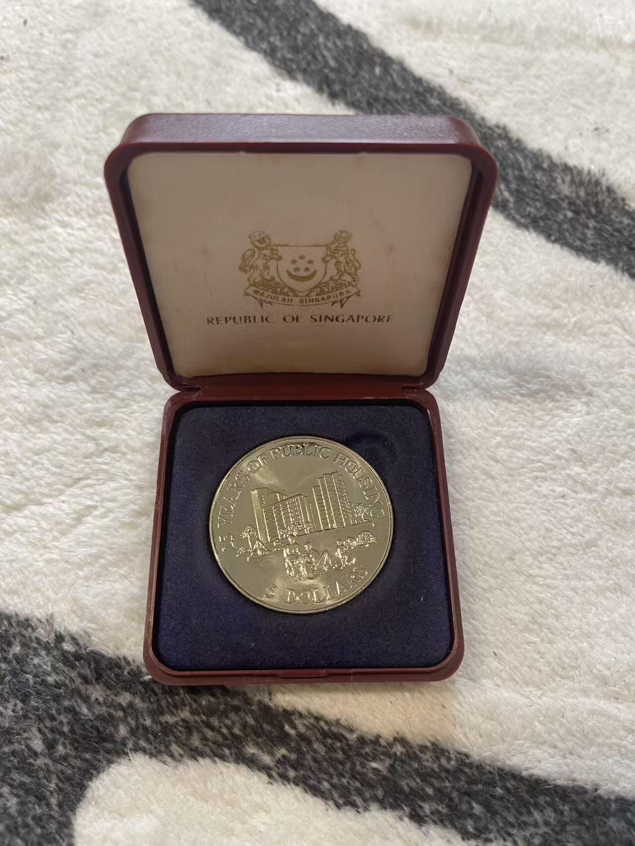 ❤️【币观天下】❤️ 第349期钱币拍卖场- 2026.4.24周五晚上6点半场 长期征集拍品  新加坡1985年共建房组屋纪念25周年纪念币 含原包装盒 