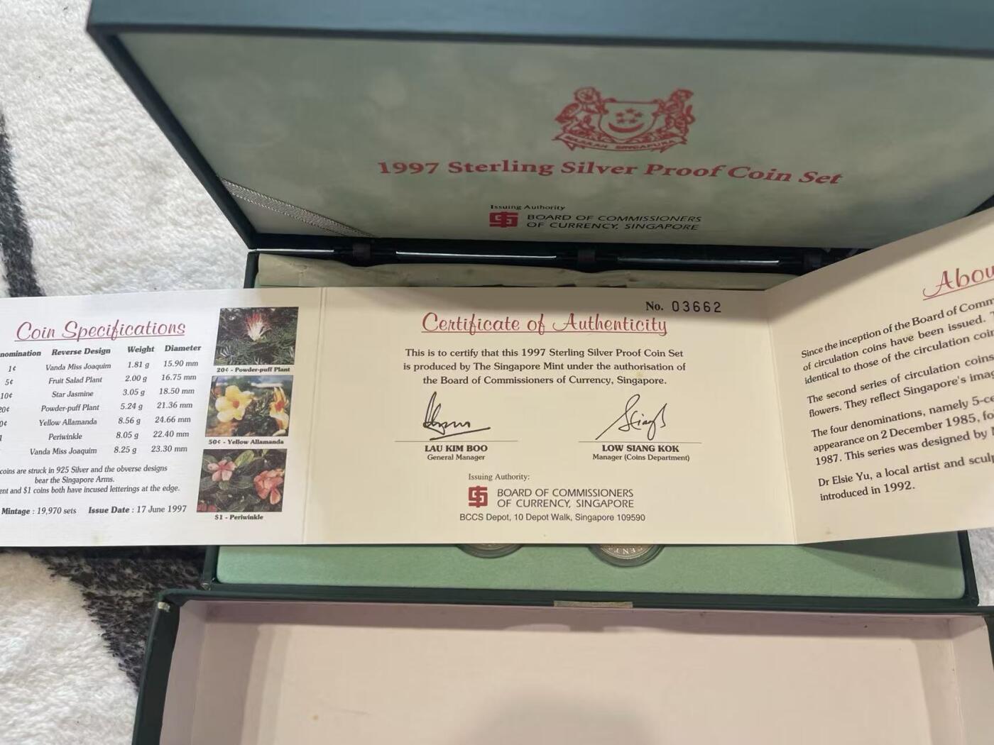 ❤️【币观天下】❤️ 第349期钱币拍卖场- 2026.4.24周五晚上6点半场 长期征集拍品  新加坡1997年精制全银币套装 无盒盖 盒子状态如图 证书齐全 含一枚银章