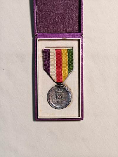 东亚欧洲主题杂货徽章勋章拍卖⑩ （五一大拍350+） 紫盒昭和大礼（纯银）