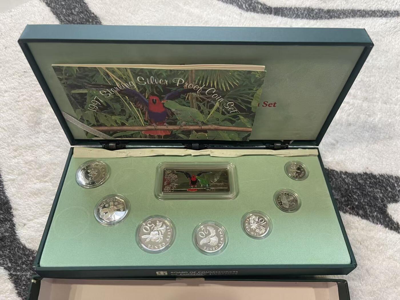 ❤️【币观天下】❤️ 第349期钱币拍卖场- 2026.4.24周五晚上6点半场 长期征集拍品  新加坡1997年精制全银币套装 无盒盖 盒子状态如图 证书齐全 含一枚银章