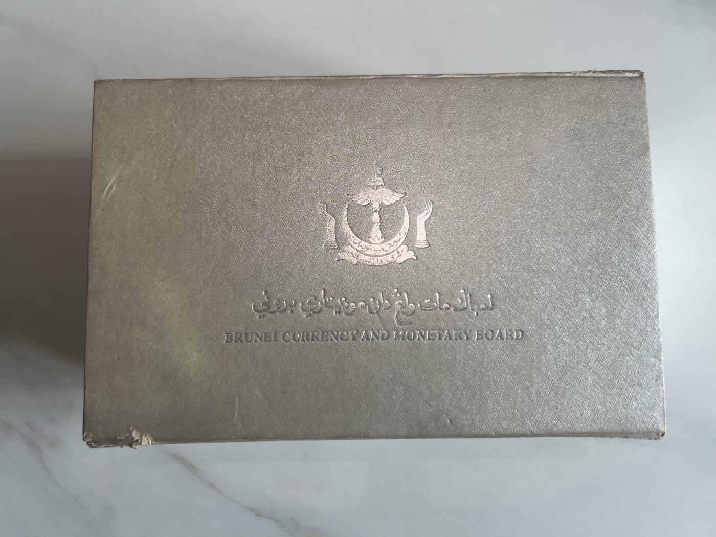 ❤️【币观天下】❤️ 第349期钱币拍卖场- 2026.4.24周五晚上6点半场 长期征集拍品  文莱2004年王储皇家婚礼皇家礼盒全银精制币 受邀婚礼嘉宾独家礼盒 1盎司999银 非常稀少