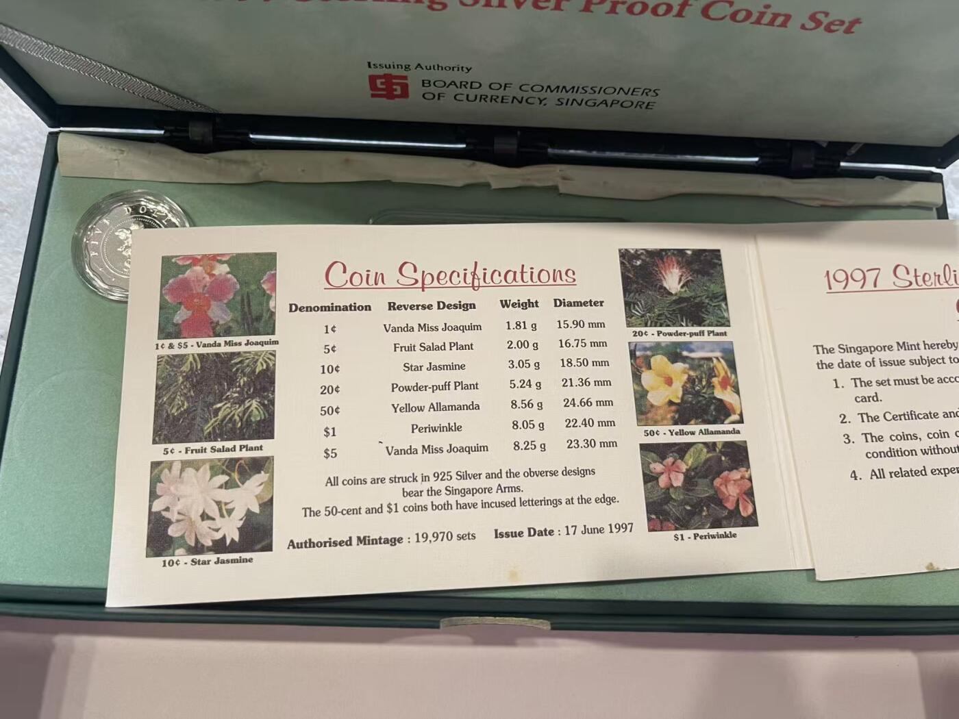 ❤️【币观天下】❤️ 第349期钱币拍卖场- 2026.4.24周五晚上6点半场 长期征集拍品  新加坡1997年精制全银币套装 无盒盖 盒子状态如图 证书齐全 含一枚银章