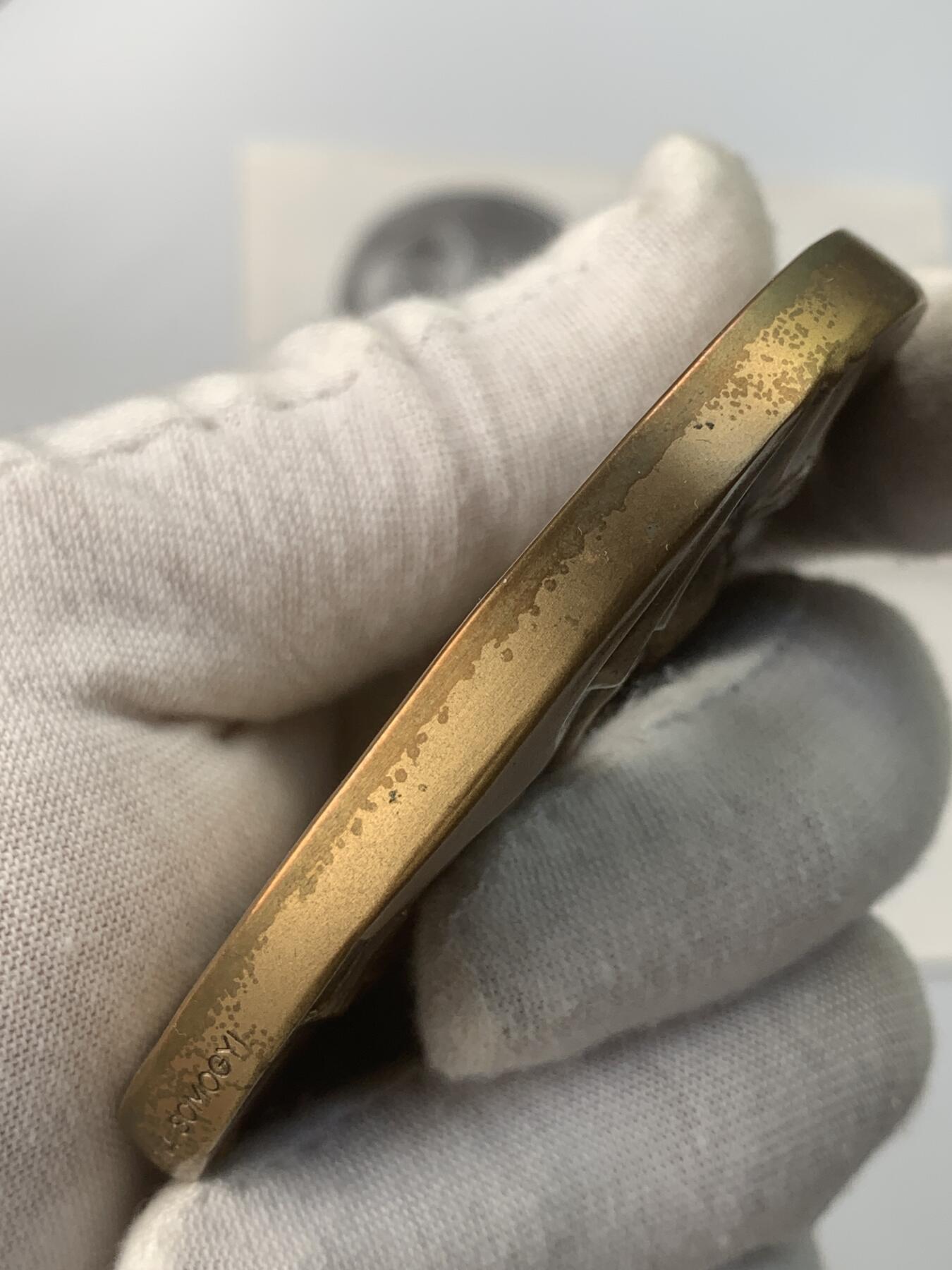 掌中浮雕-藏着的欧洲第059场 1986年美国章币协会#113号章【照镜子的女子】，71 X 58mm，206.5g，原盒带说明，设计雕刻家：Marika Somogyi  ，正面：Woman looking in mirror （照镜子的女子）， 反面：Devil watching through mirror （镜后偷窥的魔鬼），铜章发行量：750枚