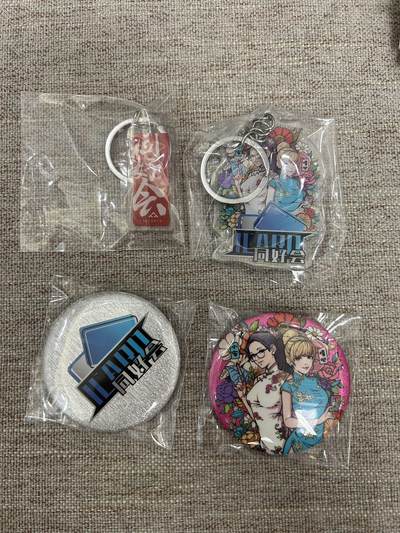 喜灰玩卡拍卖第八期，接拍品0佣金，欢迎送拍，释放现金流，让自己有资金可以购买更多喜欢的卡牌，让别的卡友能淘到更多心仪的卡牌 同好会周边  钥匙链两个 吧唧两个 全新