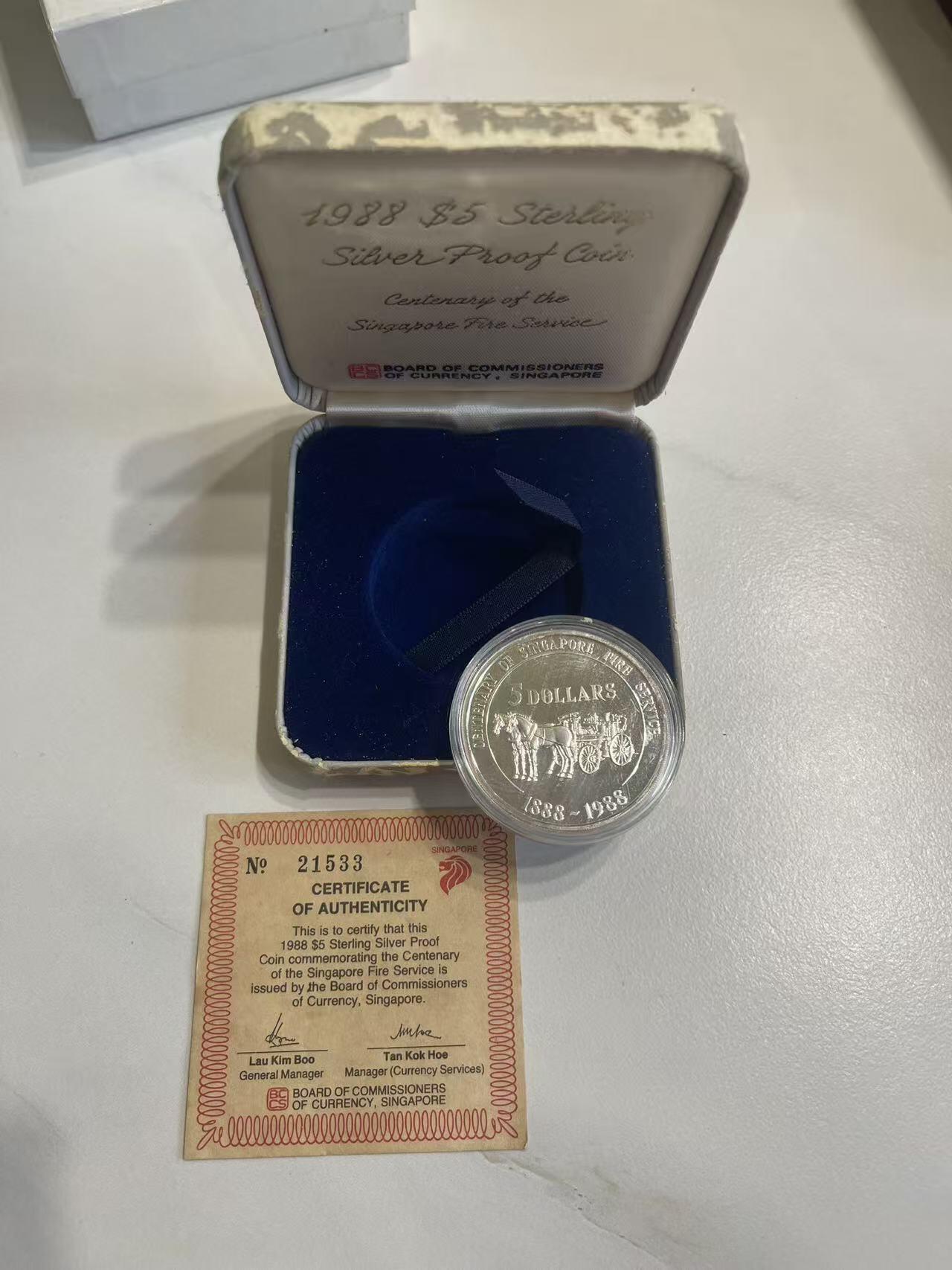 ❤️【币观天下】❤️ 第349期钱币拍卖场- 2026.4.24周五晚上6点半场 长期征集拍品  新加坡1988年马车全银精制币 盒子外皮破损 20克925银币