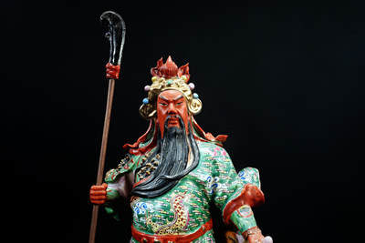 上海都达杂项专场102【全场包邮】  景德镇雕塑瓷厂款 粉彩描金关公雕塑98-1