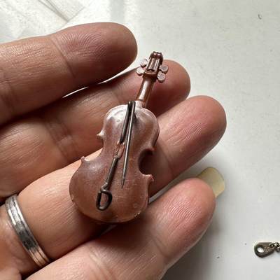 🌹外币初藏🌹🐯2026年第45场   每周二四六晚8️⃣点  世界硬币 德境米滕瓦尔德 迷你小提琴造型树脂胸针