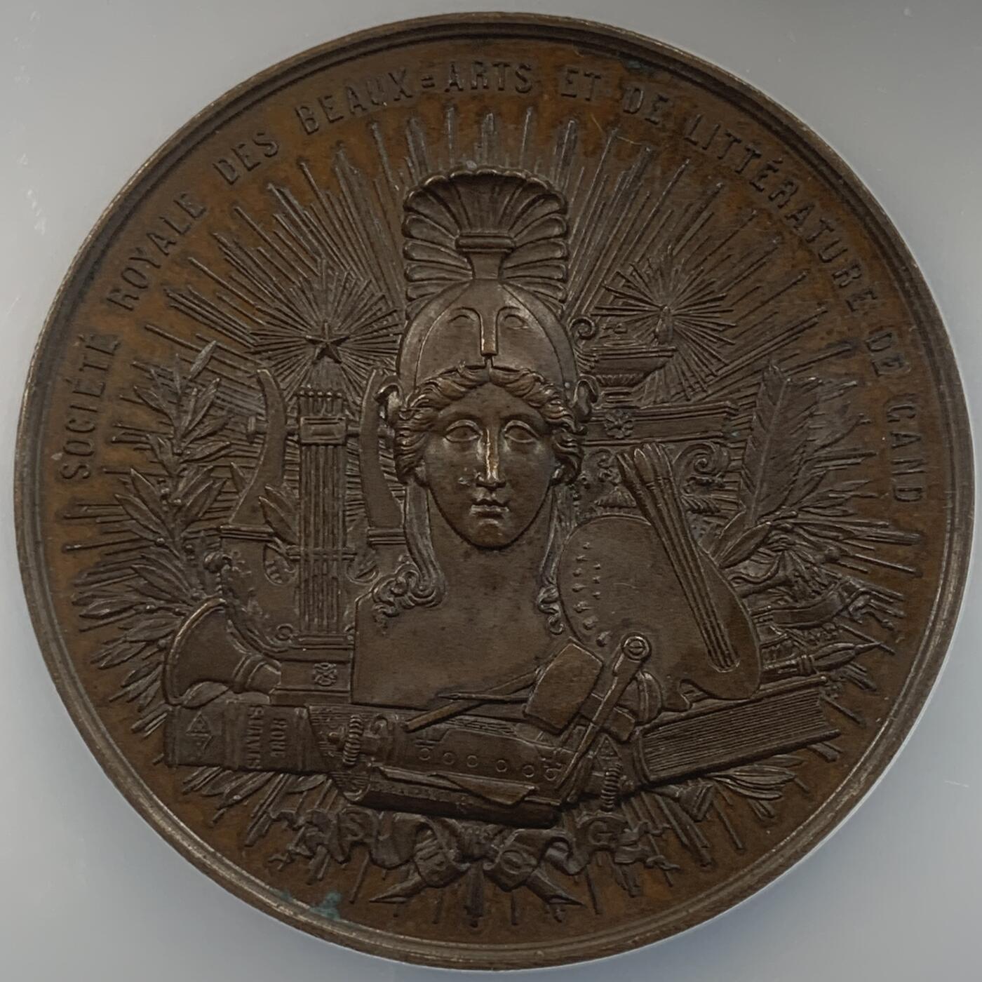 掌中浮雕-藏着的欧洲第059场 NGC MS64 : 1858年比利时皇家美术协会百年庆典纪念铜章，46mm，盒子边缘有破损