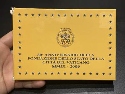 《外钞收藏家》第六百二十九期（精品场）（长期征集拍品、欢迎藏友们联系合作） 梵蒂冈 2008年 8枚欧元套币 盒装精制套币 含一枚银制纪念章 原盒原证书