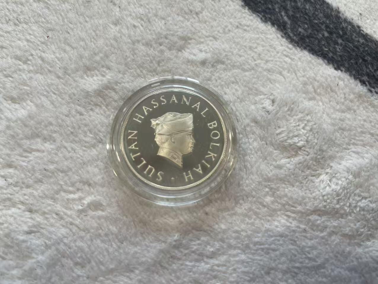 ❤️【币观天下】❤️ 第349期钱币拍卖场- 2026.4.24周五晚上6点半场 长期征集拍品  文莱1977年苏丹哈桑纳尔·博尔基亚十周年精制纪念银币 $10面值 925银28.2克