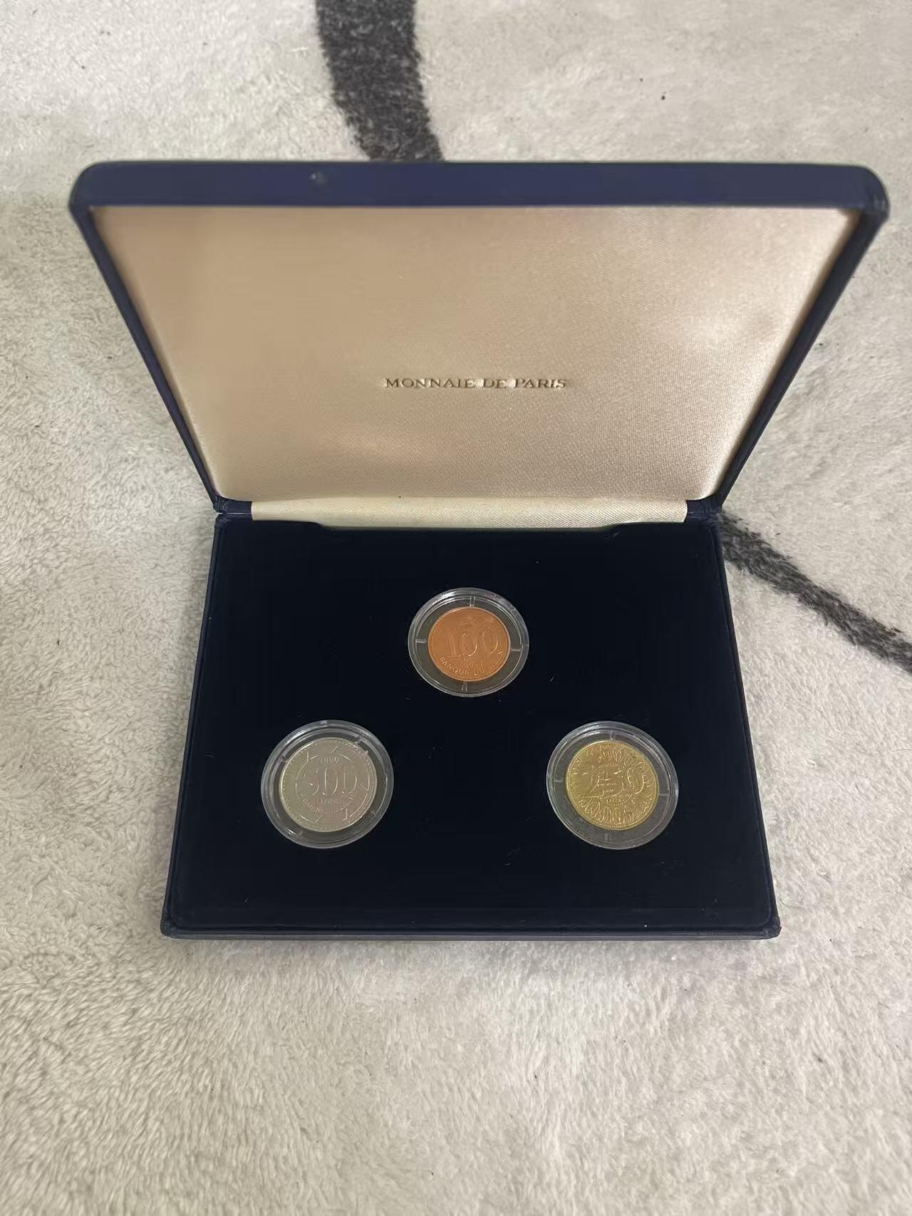 ❤️【币观天下】❤️ 第349期钱币拍卖场- 2026.4.24周五晚上6点半场 长期征集拍品  黎巴嫩2000年千禧年官方盒装套币 品相如图 