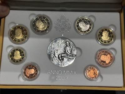 《外钞收藏家》第六百二十九期（精品场）（长期征集拍品、欢迎藏友们联系合作） 梵蒂冈 2008年 8枚欧元套币 盒装精制套币 含一枚银制纪念章 原盒原证书