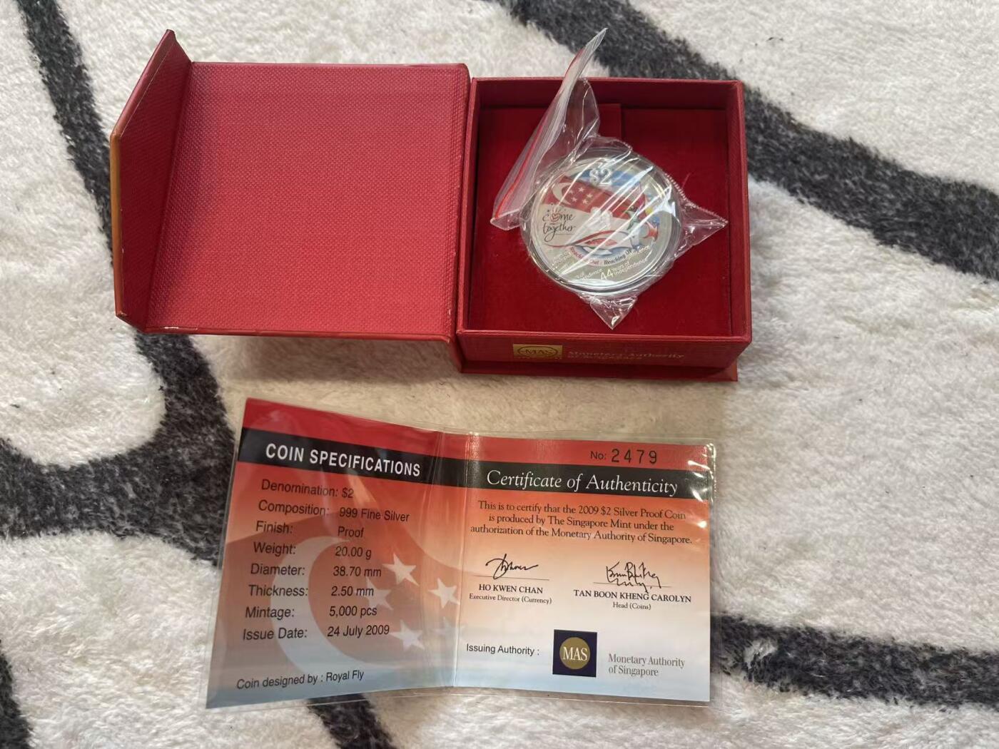 ❤️【币观天下】❤️ 第349期钱币拍卖场- 2026.4.24周五晚上6点半场 长期征集拍品  新加坡2009年44周年独立精制彩色银币 盒证全齐 