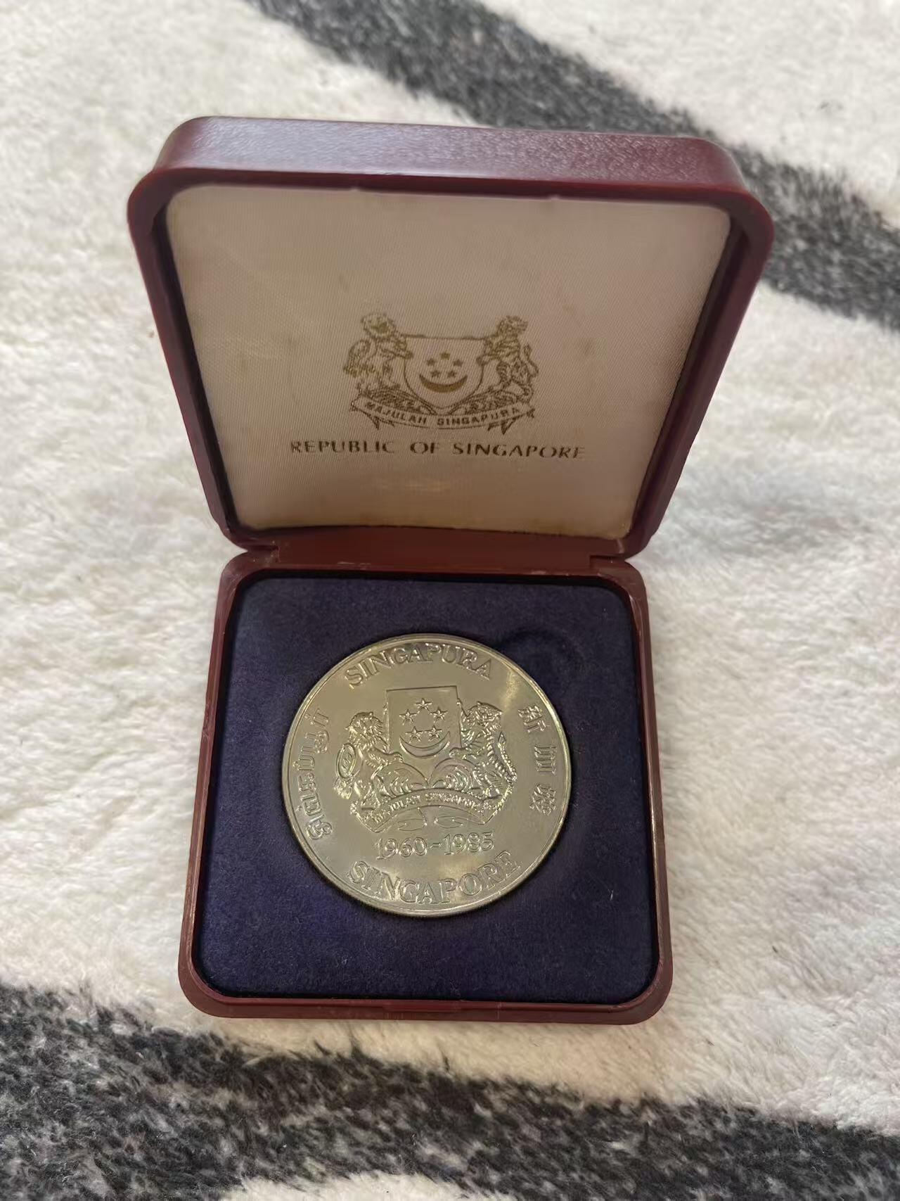 ❤️【币观天下】❤️ 第349期钱币拍卖场- 2026.4.24周五晚上6点半场 长期征集拍品  新加坡1985年共建房组屋纪念25周年纪念币 含原包装盒 