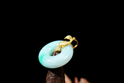 上海都达杂项专场102【全场包邮】  天然冰糯种带绿翡翠（A货）G18K金镶平安扣挂件98-3