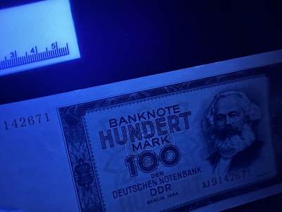 《外钞收藏家》第六百二十九期（精品场）（长期征集拍品、欢迎藏友们联系合作） 1991年德国末版5马克全新+1964年民主德国100马克全新边上轻微潮点