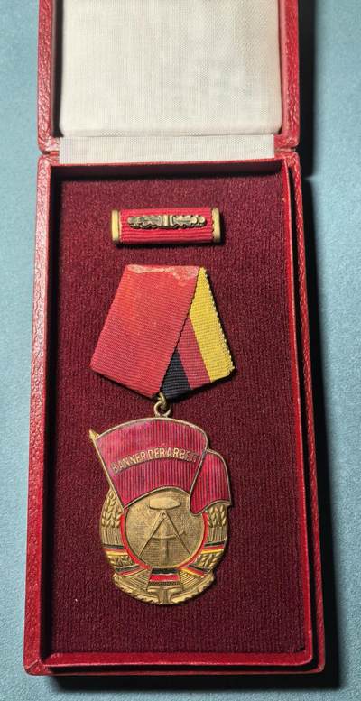 盛世勋华——号角文化勋章邮票专场拍卖第318期 - 东德劳动旗帜勋章 极早期无级别平背版 带原盒 带略 目录价120欧以上