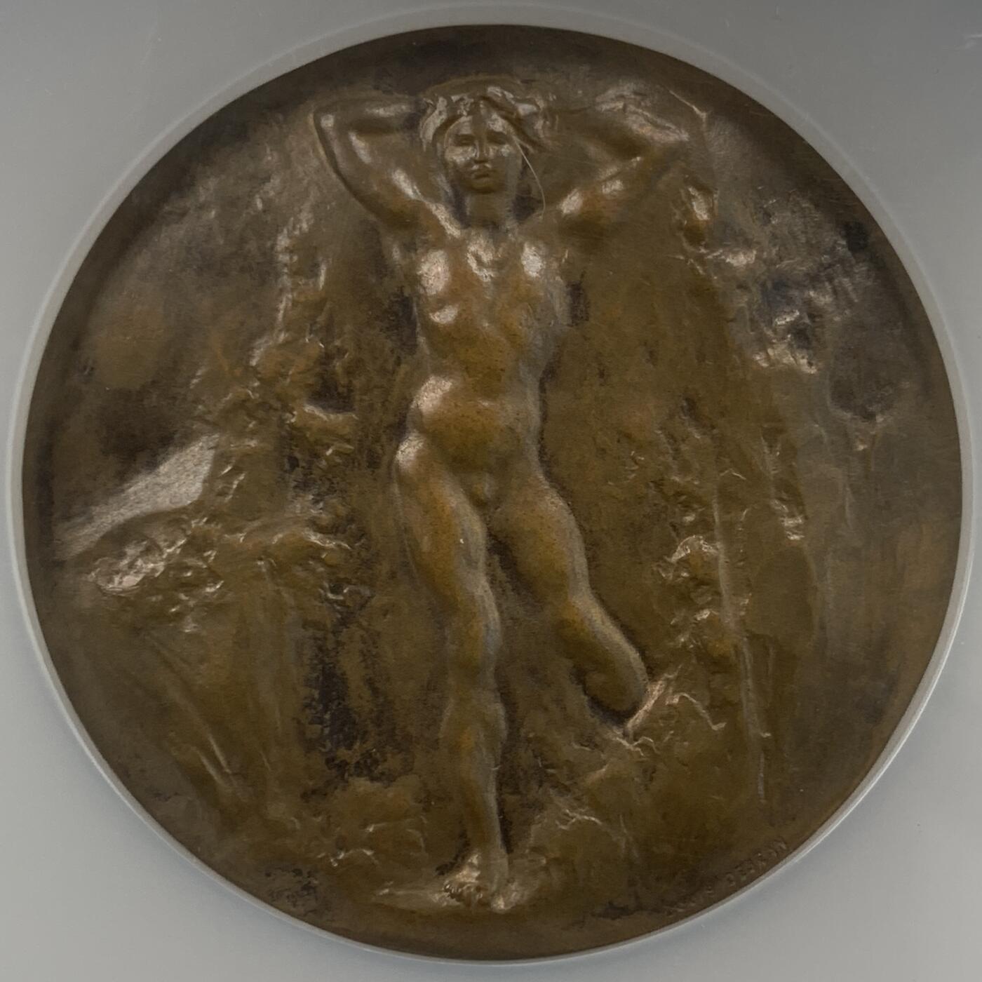 掌中浮雕-藏着的欧洲第059场 NGC MS62 : 1907年法国（SAMF）“青少年”铜章，57mm， 雕刻家：路易斯•德让 Louis Dejean，作品偏爱于裸体表现形式，这款是德让为SAMF协会创作的第二件作品。  Nicolas Maier法国优秀雕刻家作品书#044号  铜章发行量：109枚