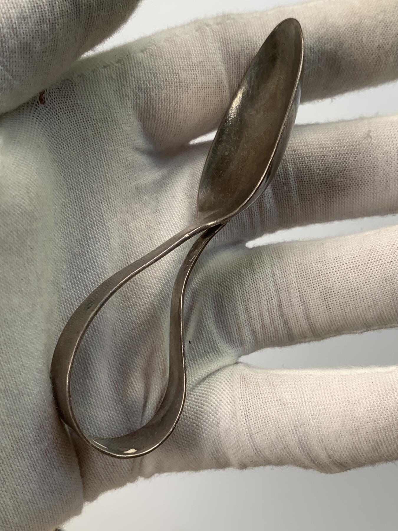 掌中浮雕-藏着的欧洲第059场 1919-1920年英国伯明翰婴儿用银匙、银耙二件套，长度85—89mm，二件共重36.03g，原盒（一个合页有破损），末图银标参考